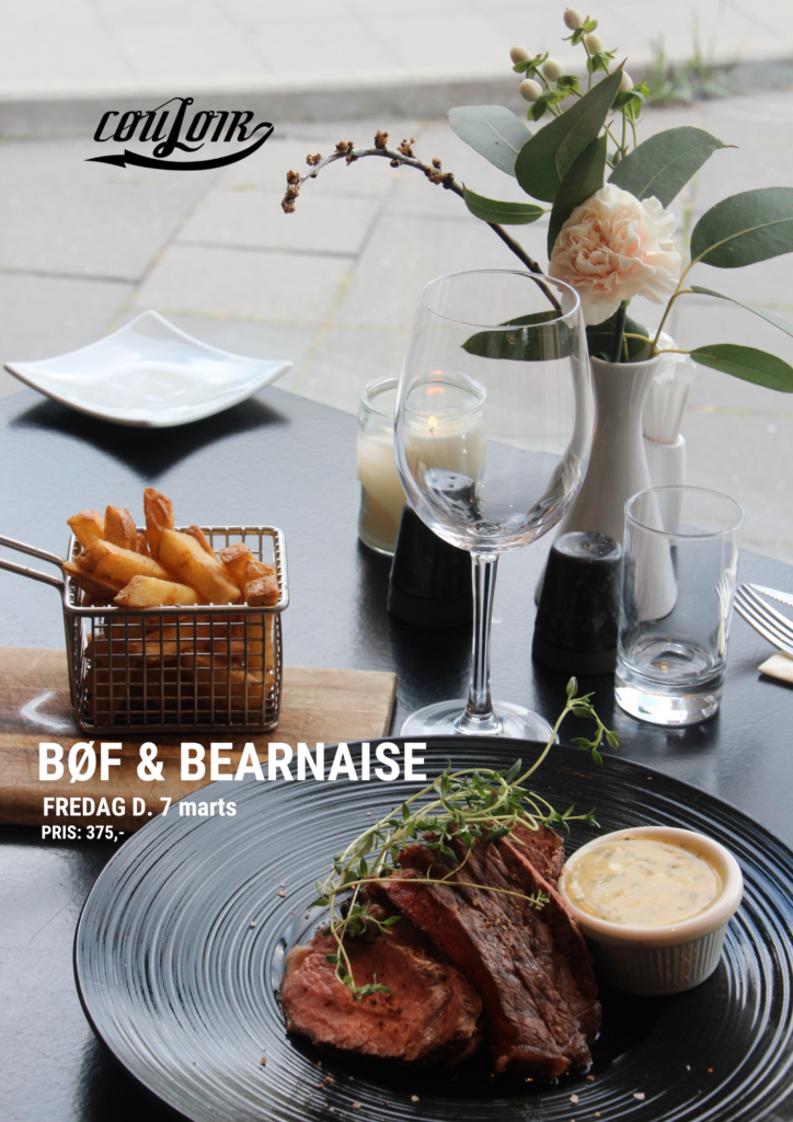 En tallerken med oksebøf og en side af bearnaisesauce står på bordet. Ved siden af er der en kurv med pommes frites, et vinglas og et stearinlys. Et blomsterarrangement er i baggrunden. Tekst på billedet lyder: Bøf & Bearnaise, fredag d. 7 marts, pris: 375,-.